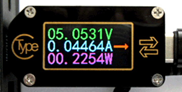 USB тестер с соединителями типа USB-C, подключенный к зарядному устройству и смартфону (см. Пример 2 выше)