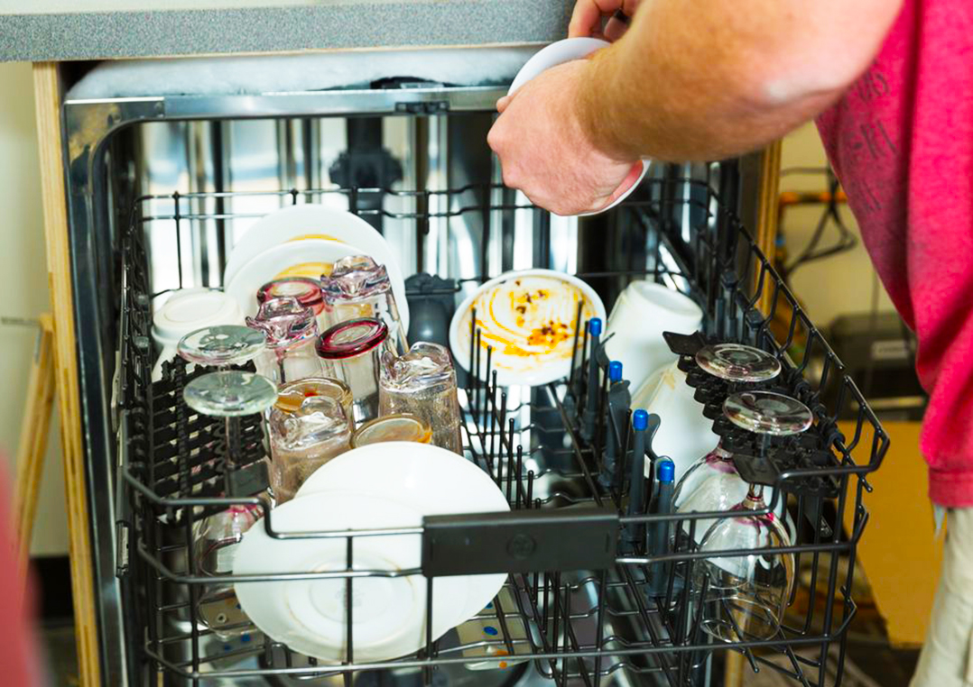 Мойка посуды в посудомоечной машине