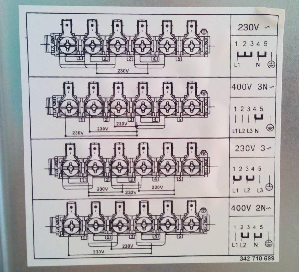 Наклейка с вариантами схем подключения электроплиты. Она расположена к