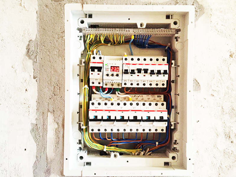 При производстве электромонтажных работ аккуратность очень важна