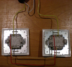 схема-два-выключателя-на-одну-лампочку