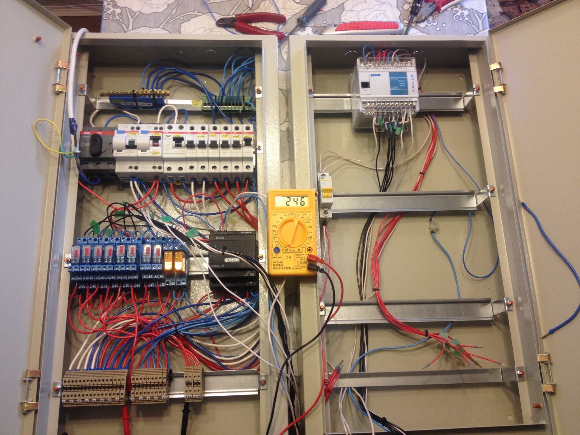 Полставки электрика. Распределительный щит для слаботочных систем. Сборка щитов слаботочка. Распределительный щиток для электропроводки. Сборка щита электрического.